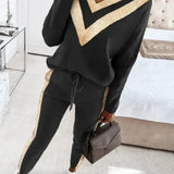 Chique Zwart Joggingpak met Elegante Gouden Accenten voor Dames